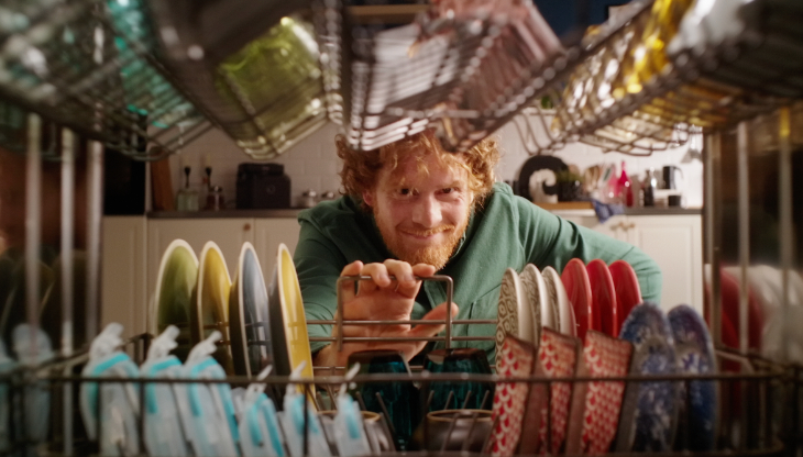 Un'immagine della nuova pubblicità Midea, firmata da Libera Brand Building