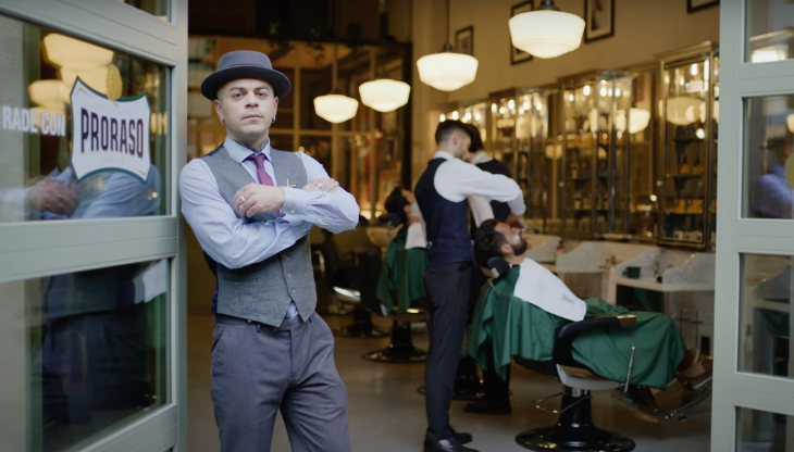 Un'immagine dagli spot Proraso dedicati ai prodotti per la cura di barba e baffi