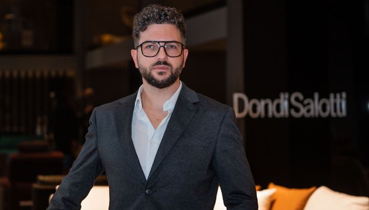 Enrico Gastaldi, Marketing Manager di Dondi Salotti, ripreso nel nuovo flagship store di Corsico del brand