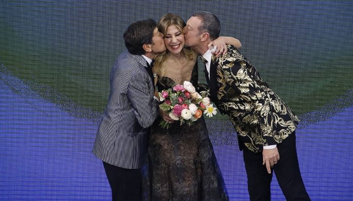 Gianni Morandi, Francesca Fagnani e Amadeus in un momento della seconda serata del Festival di Sanremo