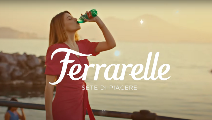 Un'immagine tratta dallo spot Ferrarelle "Sete di Piacere"