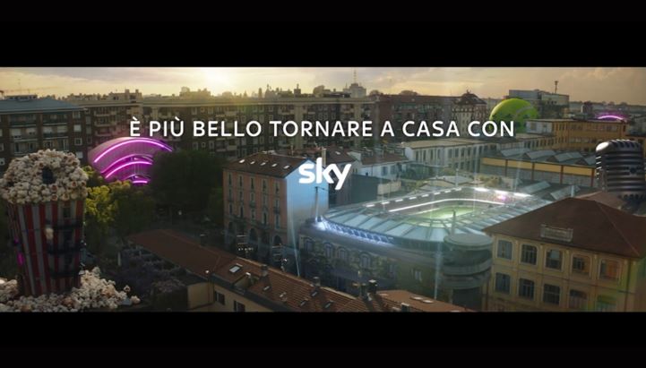 Un'immagine dal nuovo spot "È più bello tornare a casa con Sky"