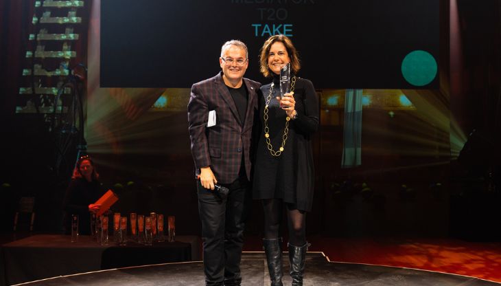 Tiziana Travo, Business Development Advisor di Take, in occasione del conferimento di un premio all'agenzia