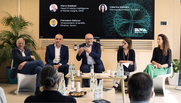 Un momento della presentazione di "Beyond Visual Attention". Da sinistra: Marco Girelli e Marco Robbiati di OMG, Francesco Gallucci di Ainem, Nora Schmitz di Ipsos, Catarina Sismeiro di Annalect