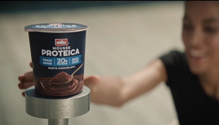 Un'immagine tratta dallo spot dedicato al lancio della linea Müller Proteine