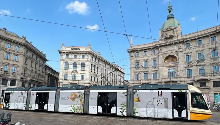 La brandizzazione del tram Sirietto da parte di Roku Gin a Milano