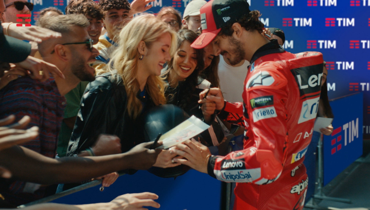 La ballerina Isobel Kinnear e il pilota Francesco Bagnaia nel nuovo spot Tim