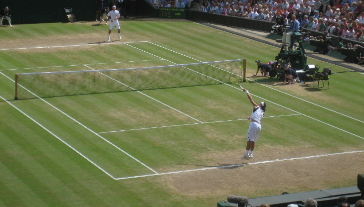 Nadal e Federer sul centrale di Wimbledon. Foto Wikipedia