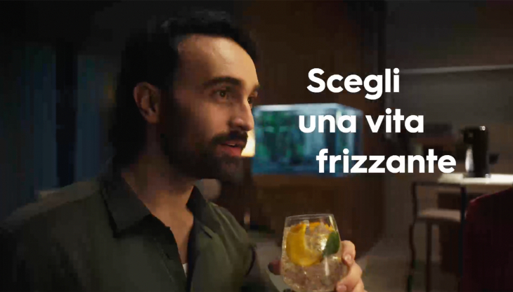 Un'immagine della nuova pubblicità di Sodastream