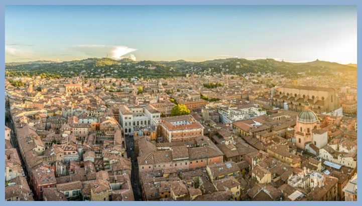 Nella foto il centro di Bologna, capoluogo dell'Emilia-Romagna 