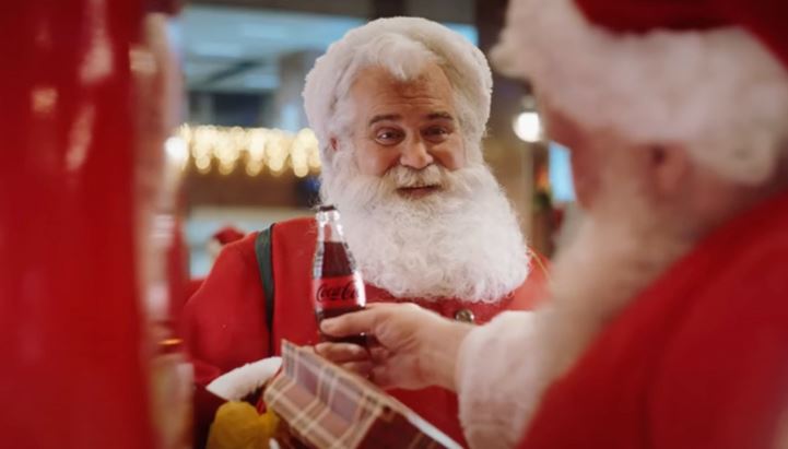 Un'immagine dal nuovo spot Coca-Cola per il Natale 2023 "The World Needs More Santas"