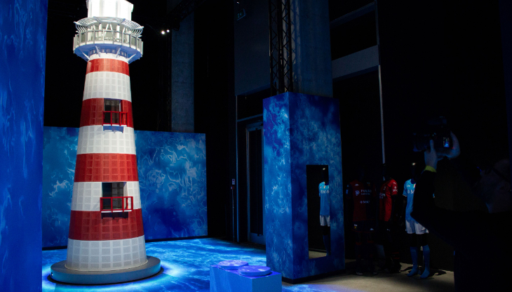 Il faro faro bianco e rosso di Ocean Cay MSC Marine Reserve è uno degli elementi caratteristici del temporary store