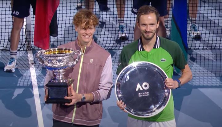 Jannik Sinner (a sinistra) con il trofeo riservato al vincitore degli Australian Open. A destra il finalista Medvedev