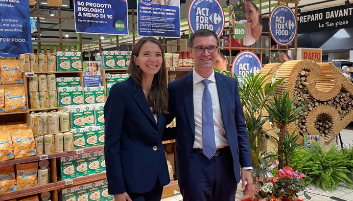 Nella foto, il Ceo di Carrefour Italia Christophe Rabatel, e Alessandra Grendele, Direttrice Merchandise, Marketing ed e-commerce