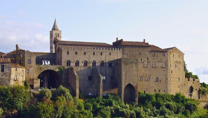 Il Palazzo dei Papi di Viterbo - <a href="https://commons.wikimedia.org/wiki/File:Viterbo_Palast_der_P%C3%A4pste_1255-66_Turm_Cattedrale_di_San_Lorenzo_Duomo_di_Viterbo_Foto_Wolfgang_Pehlemann_DSC00065.jpg">Foto Wolfgang Pehlemann</a>, <a href="https://creativecommons.org/licenses/by-sa/3.0/de/deed.en">CC BY-SA 3.0 DE</a>, via Wikimedia Commons