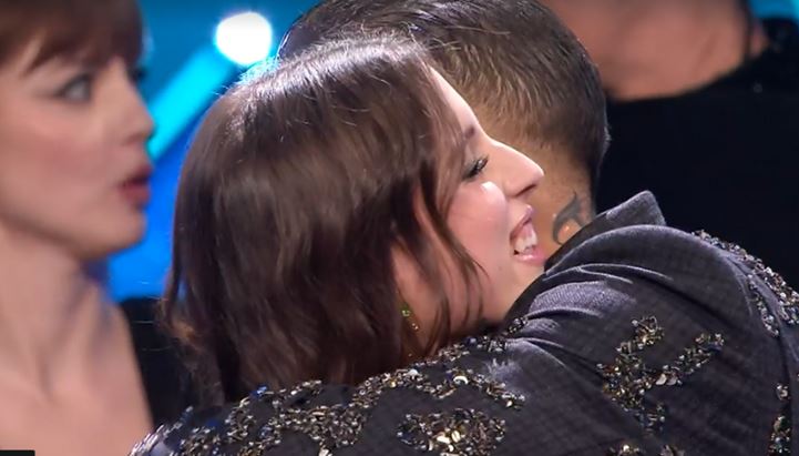 Annalisa e Geolier si abbracciano aspettando il verdetto finale di Sanremo 2024