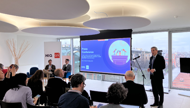 In piedi nella foto, Enzo Frasio