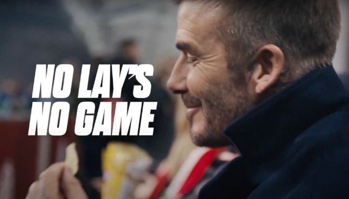 Un frame dello spot di Lay's con David Beckham e Thierry Henry