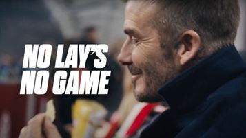 Un frame dello spot di Lay's con David Beckham e Thierry Henry