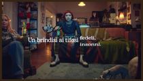 Lo spot natalizio di Tezenis punta su ritmo, colore e divertimento