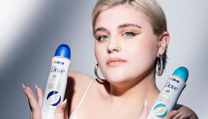 BigMama è la voce e il volto della pubblicità di lancio della linea di deodoranti Dove Advanced Care spray