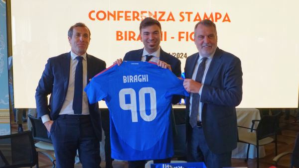 La Maglia Azzurra celebrativa dei 90 anni di Biraghi presentata da Daniele Di Palma affiancato da Giovanni Valentini e Marco Tardelli