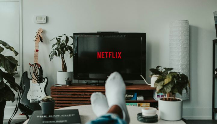 Netflix, numeri in crescita nel primo trimestre '24 (Foto di Molly Sivaran, da Unsplash)