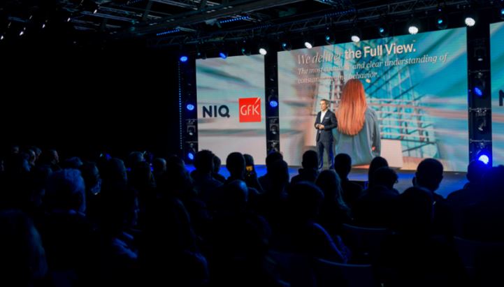 Enzo Frasio sul palco del NIQ & GfK Insight Summit Italy 2024