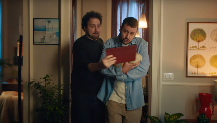 Un'immagine dal nuovo spot Vodafone dedicato a Super Wi-Fi 6 Extender