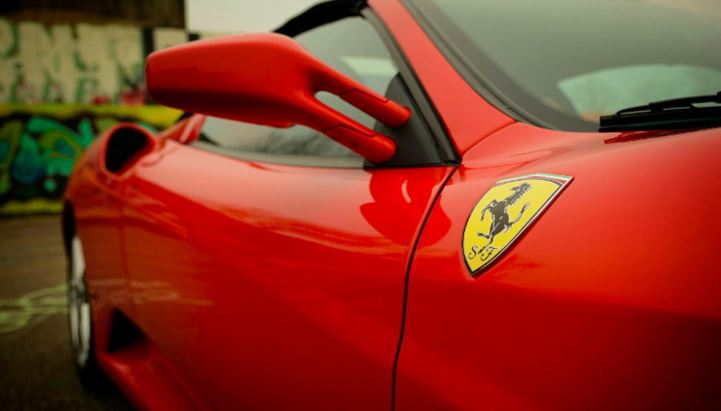 Ferrari, crescita al top per il valore del brand. Foto di Jamil Rostum (via Pexels.com)