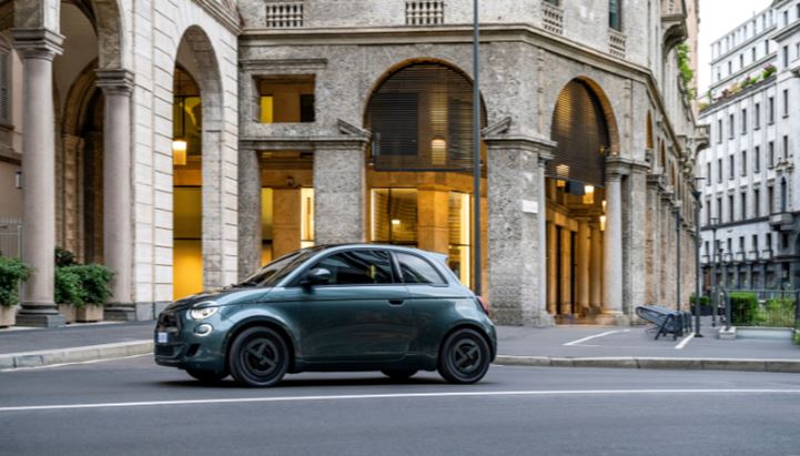 Un'immagine della nuova Fiat 500e Giorgio Armani