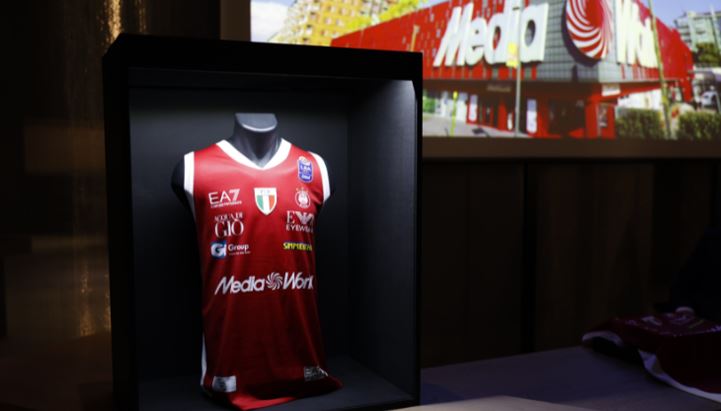 La nuova maglia dell'Olimpia Milano sponsorizzata MediaWorld