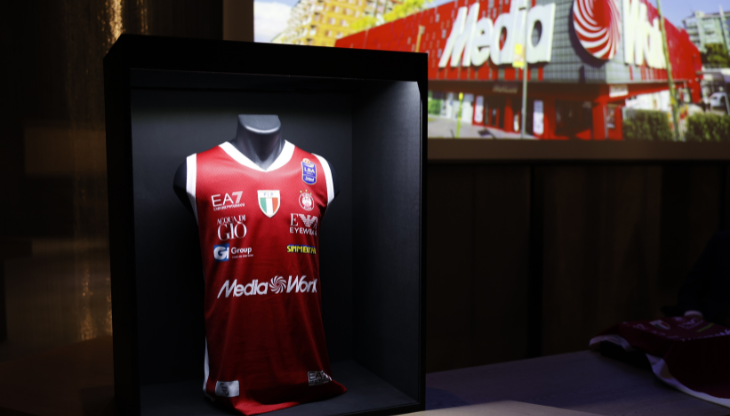 La nuova maglia dell'Olimpia Milano sponsorizzata MediaWorld