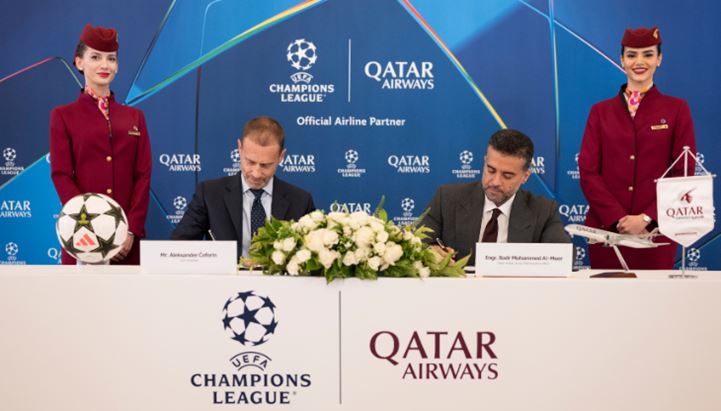 Aleksander Čeferin, presidente UEFA, e Badr Mohammed Al-Meer, Ceo di Qatar Airways, alla firma dell'accordo