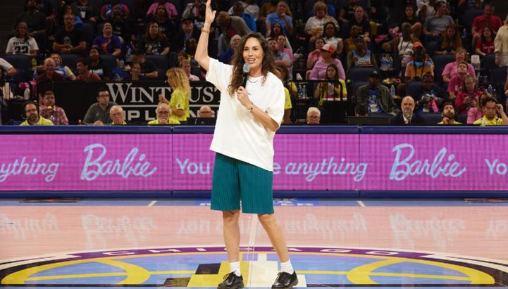 Sue Bird ha presentato la campagna di Barbie durante la partita Fever x Sky della WNBA (Foto: Business Wire)