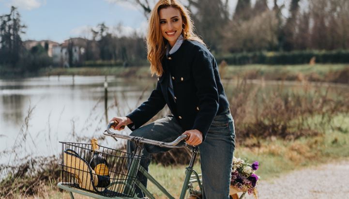 Un'immagine della nuova campagna pubblicitaria La Gioiosa Prosecco