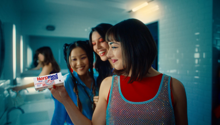 Un frame dalla nuova campagna VML dedicata al lancio di Herpmed labiale