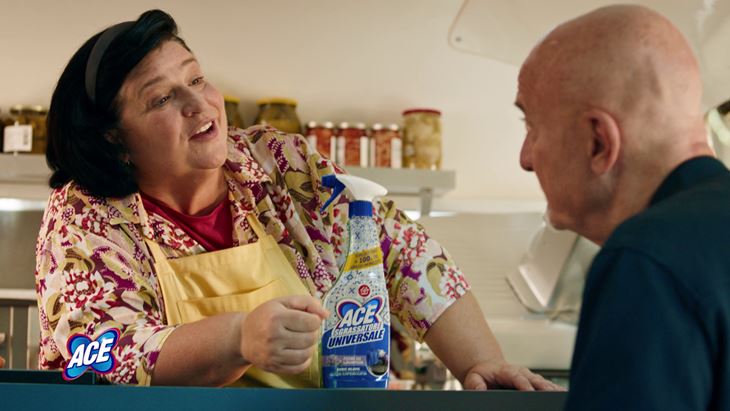 Un'immagine dal nuovo spot ACE con Claudio Bisio