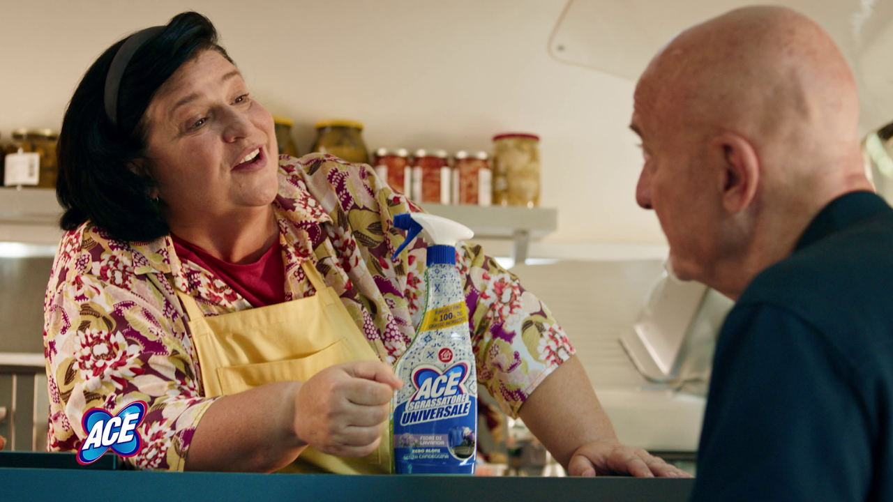 Un'immagine dal nuovo spot ACE con Claudio Bisio