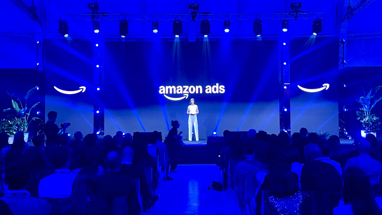 Milana Glisic, Managing Director di Amazon Ads per Spagna e Italia, sul palco dell'Amazon Upfront Milano