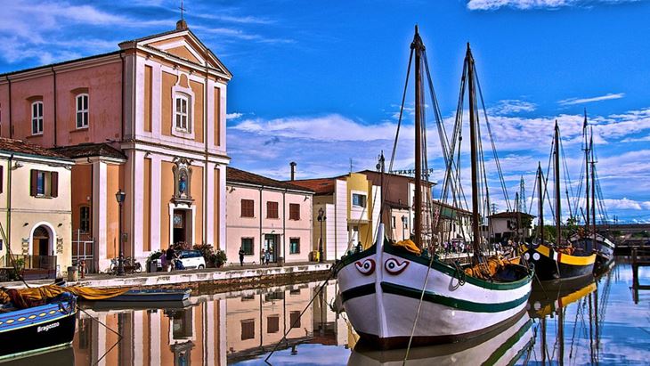 Un'immagine del Porto Canale Leonardesco di Cesenatico (<a href="https://commons.wikimedia.org/wiki/File:La_chiesa_sul_portocanale_di_Leonardo.jpeg">Caba2011</a>, <a href="https://creativecommons.org/licenses/by-sa/4.0">CC BY-SA 4.0</a>, via Wikimedia Commons)