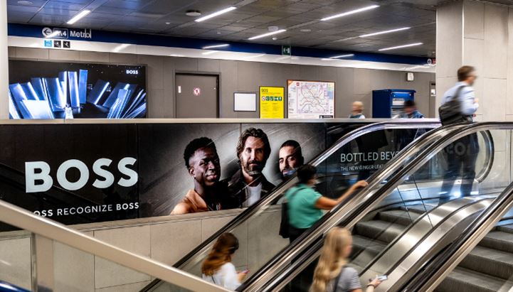 Un'immagine della campagna Coty nella M4 a Milano