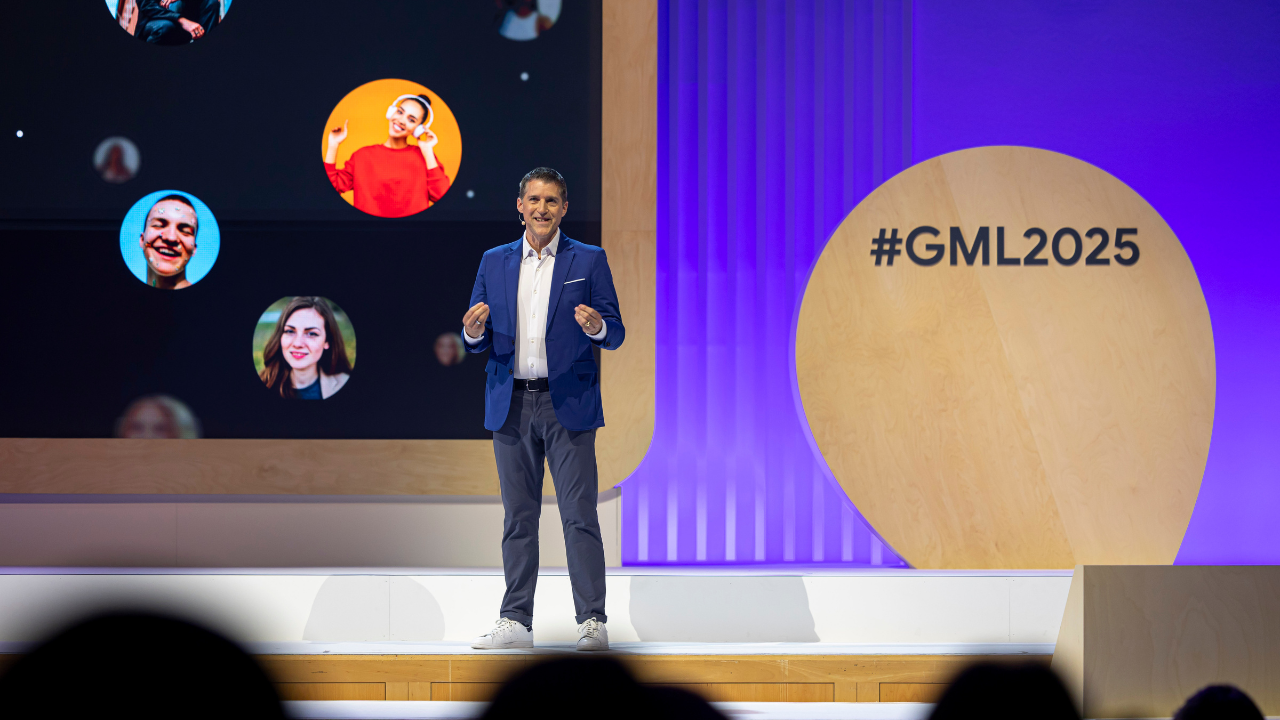 Dan Taylor, VP Global Ads di Google, sul palco del Google Marketing Live 2025