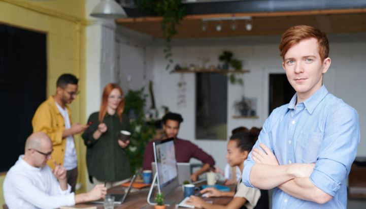 AI e pubblicità, le PMI ci credono. Foto di Fauxels (via Pexels.com)