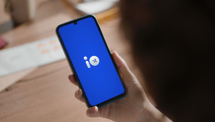 Un'immagine della nuova pubblicità dell'app IO