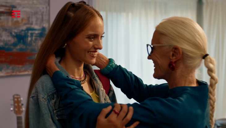 Un frame dello spot TIM per l'offerta dedicata ad iPhone 17 Pro