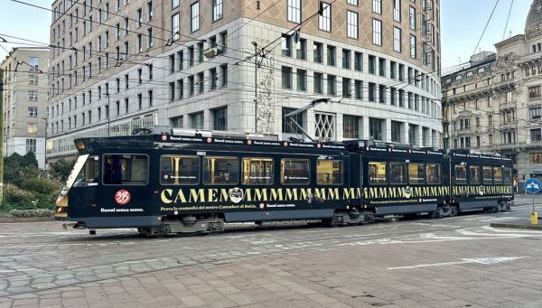 Nella foto: un tram brandizzato da 3B Latte