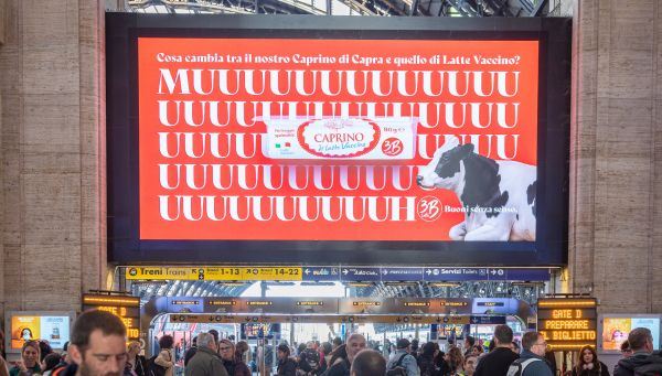 Nella foto: un visual della pubblicità 3B Latte a Milano