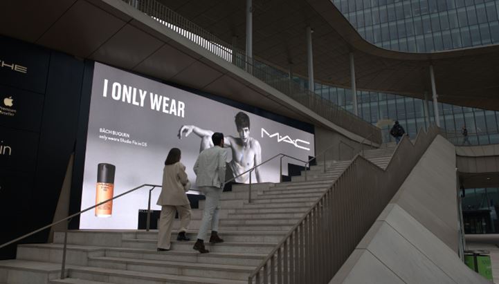 Un'immagine della nuova pubblicità di MAC Cosmetics