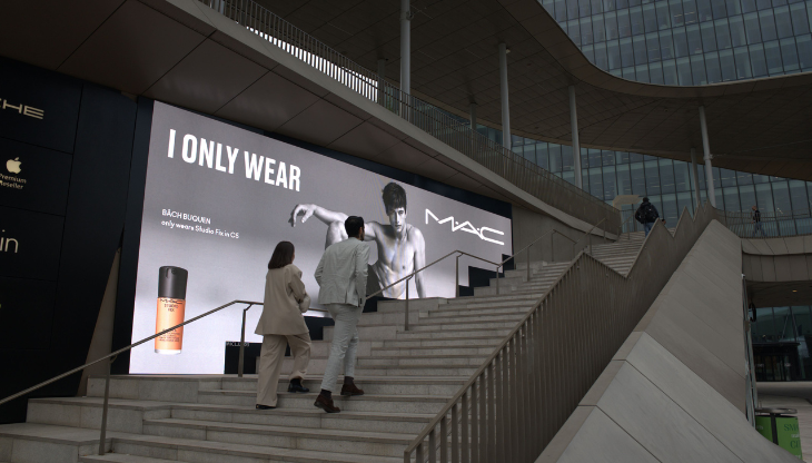 Un'immagine della nuova pubblicità di MAC Cosmetics